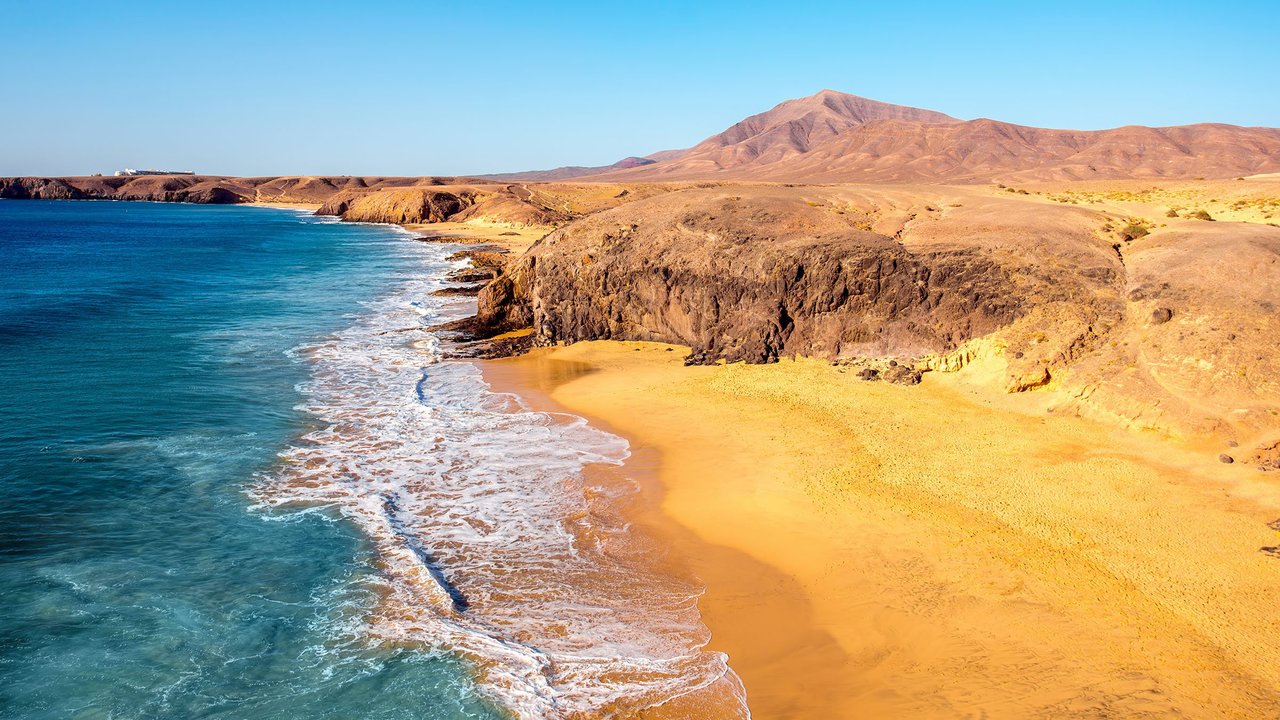 Una imagen irreal del Lanzarote actual, una playa vacía.
