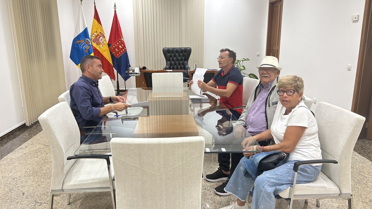 Oswaldo Betancort en su reciente reunión con la Asociación de Vecinos de Titerroy.