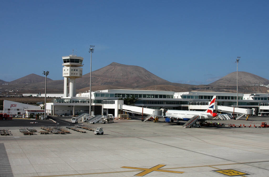 Torre y plataforma de estacionamiento del aeropuerto de Lanzarote.