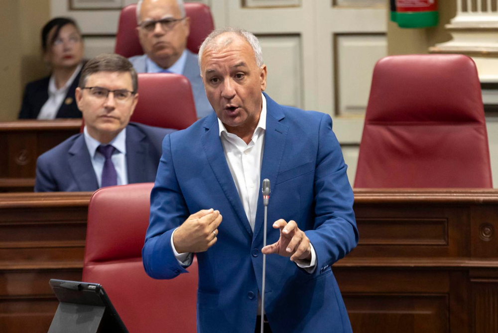 Luis Campos en el Parlamento de Canarias.
