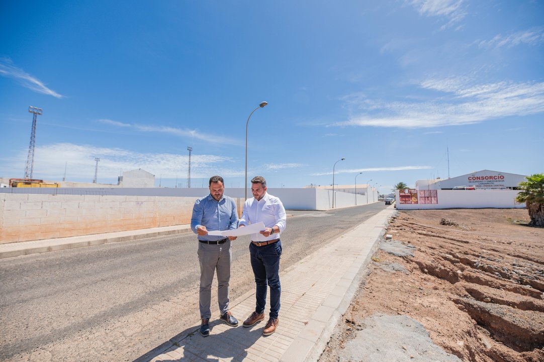 El alcalde de Arrecife y el vicepresidente y consejero de Obras Públicas del Cabildo junto a la parcela donde se construirá la nueva instalación deportiva de Argana.