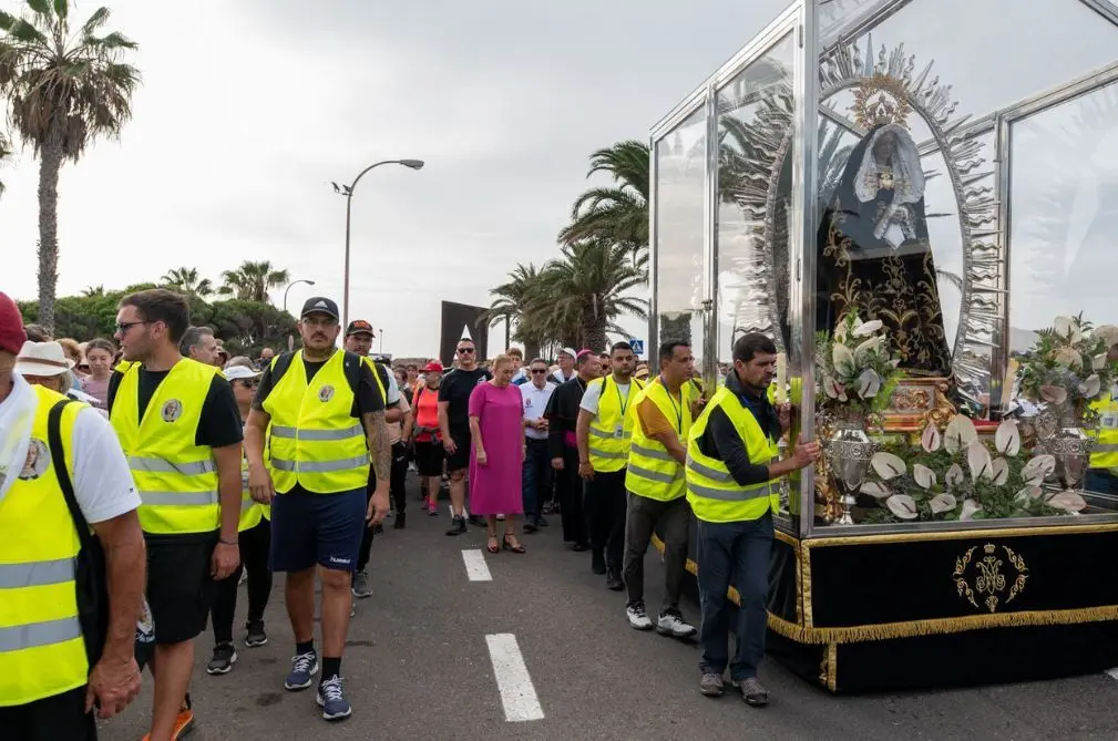 Astrid Pérez junto a la Virgen