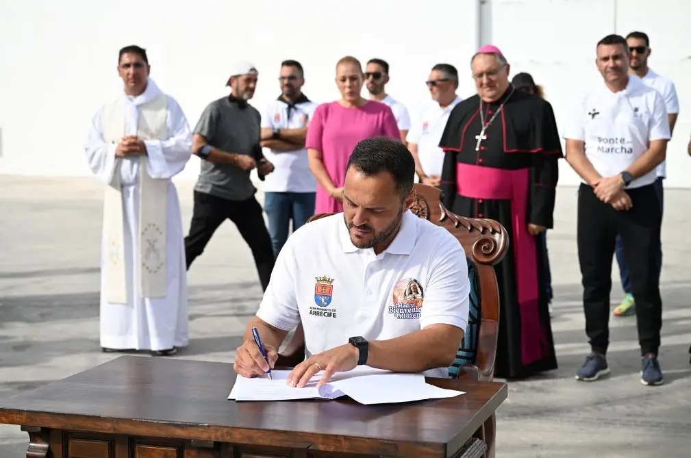 El alcalde de Arrecife firma la custodia de la Virgen