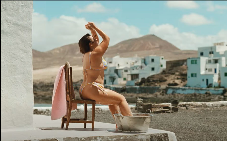 Captura del videoclip de Provenza, el tema de Karol G grabado en Lanzarote