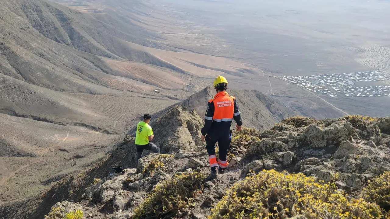Emerlan y bomberos del Cabildo trataron, infructuosamente, de rescatarlos por vía terrestre