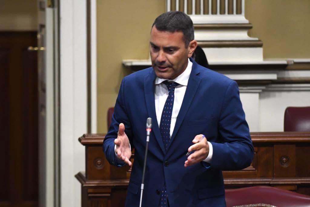 Oswaldo Betancort en el Parlamento de Canarias