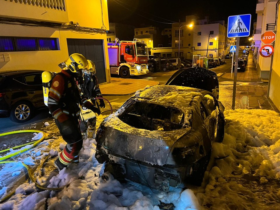 Siguen ardiendo coches en las calles de Arrecife