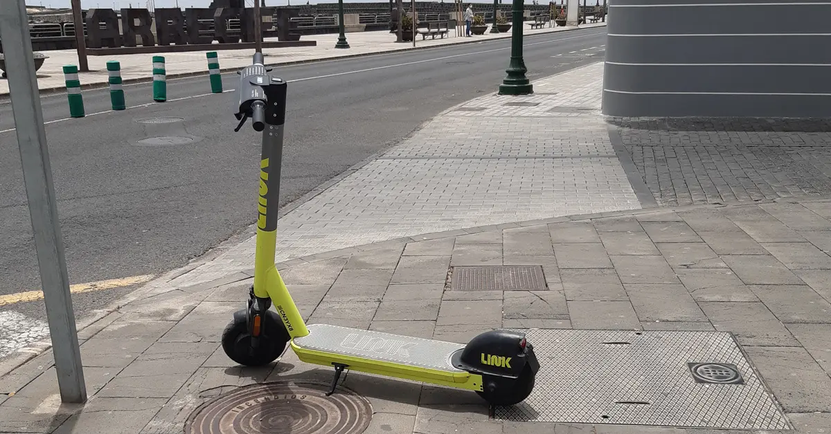 Una patineta en una calle de Arrecife