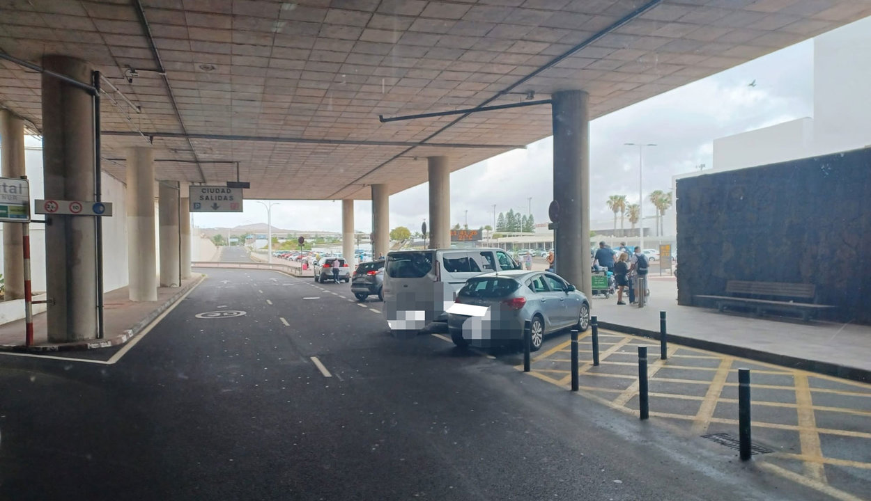 Coches aparcados en zona de guagua en el aeropuerto de Lanzarote