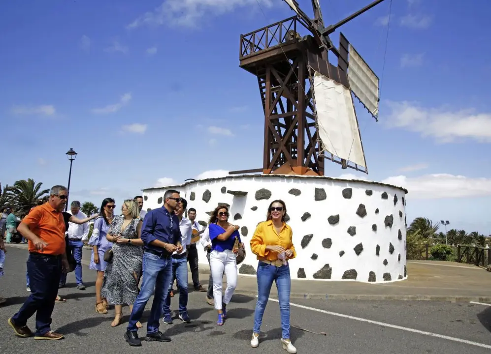 Visita Cabildo y Ayuntamiento al Molino de Viento de Teguise