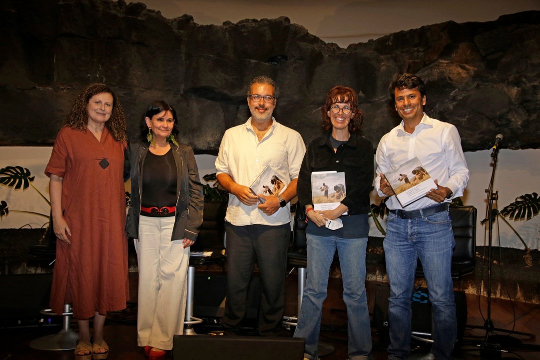 Foto de los autores y los editores del libro