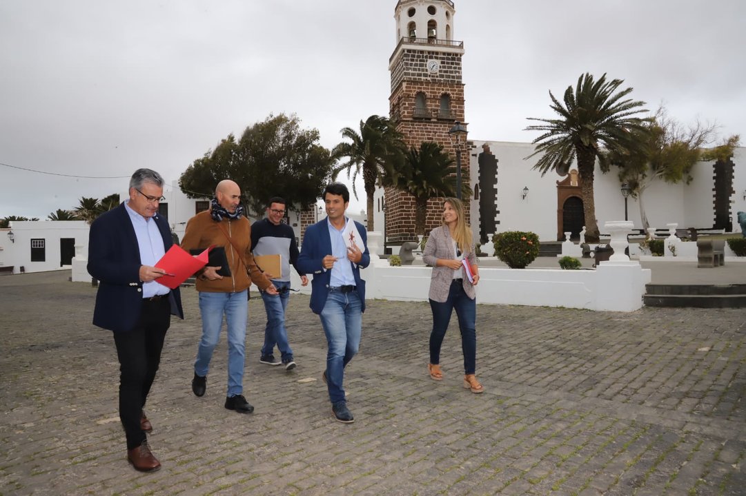 Marcos Bergaz junto con parte  del equipo del PSOE en Teguise
