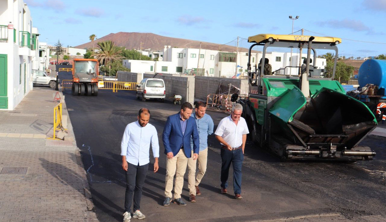 Alcalde y concejales de Yaiza visitando las obras de Playa Blanca