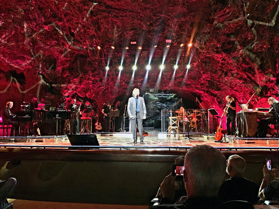Joan Manuel Serrat, al inicio de su concierto en Jameos del Agua