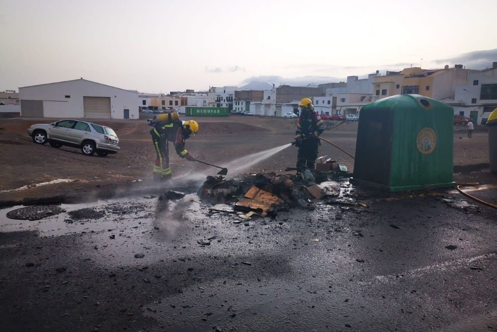 Los bomberos apagan el contenedor en Argana Alta