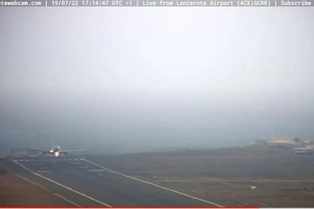 Momento del aterrizaje del avión de Condor (Lanzarotewebcam)
