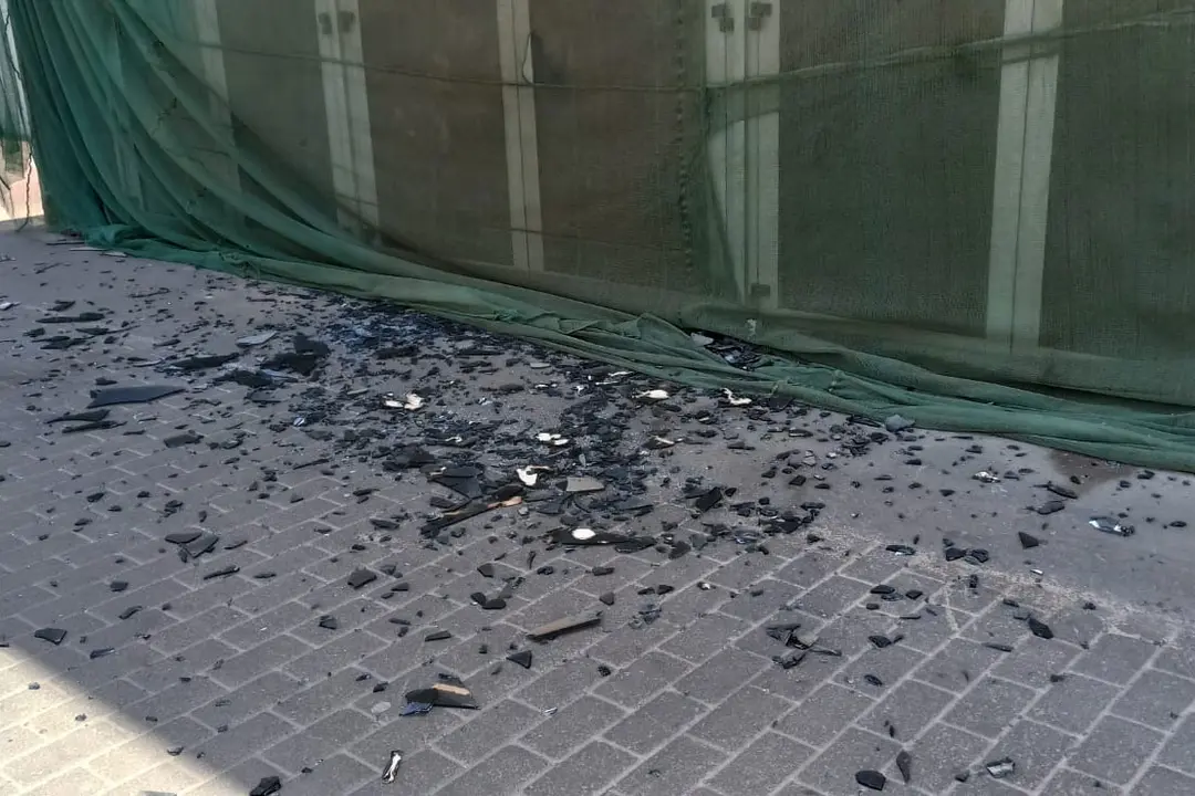 Cristales caídos en el Pabellón de Arrecife