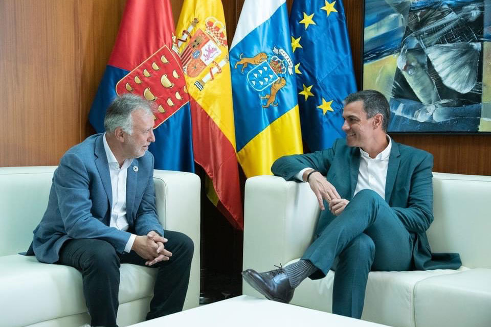 Pedro Sánchez con el presidente de Canarias
