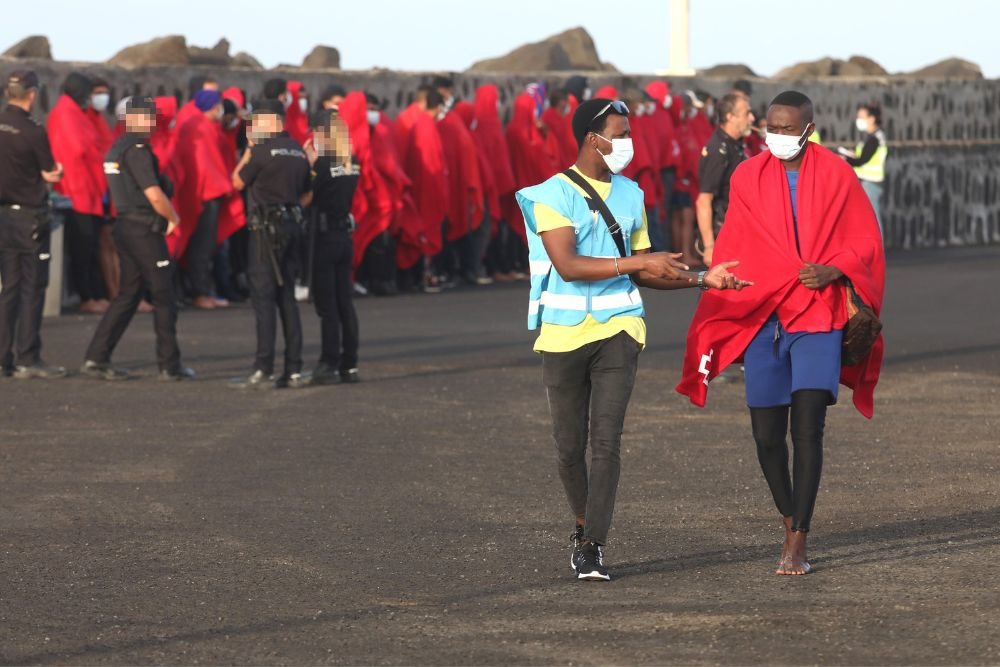 Migrantes llegados el viernes al muelle de Arrecife