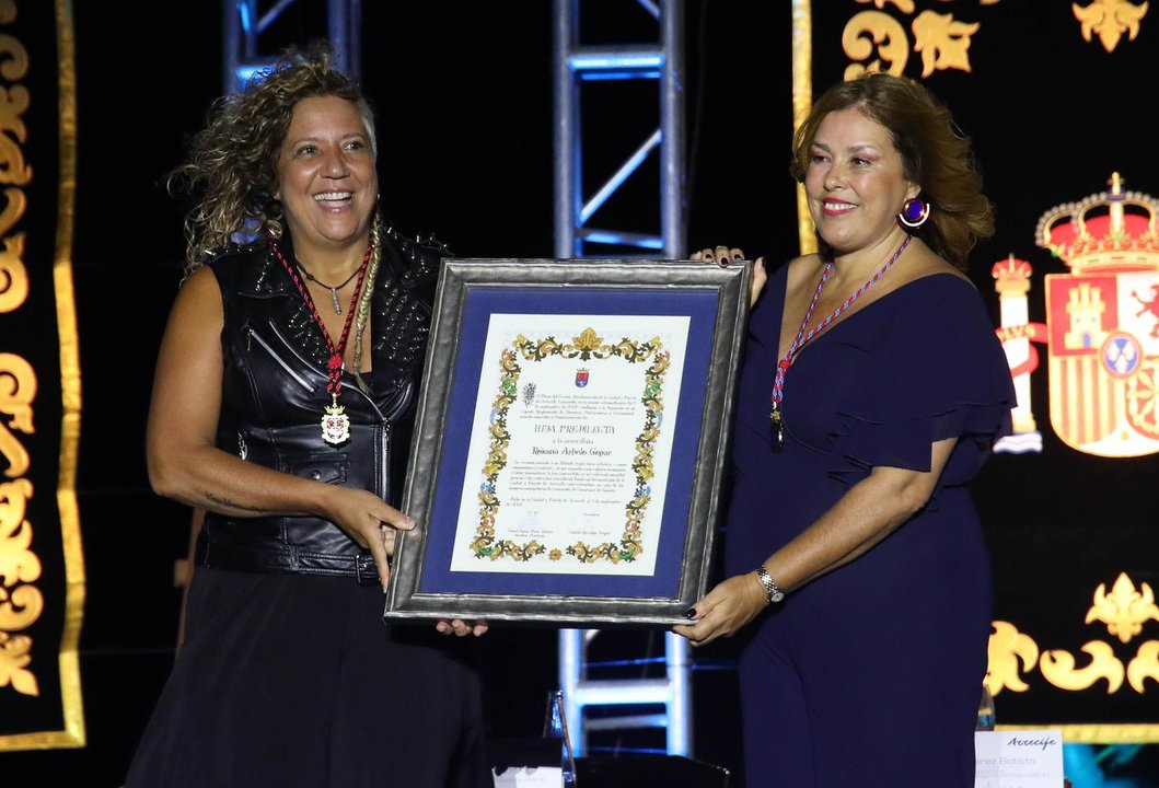 Rosana recibe el título de manos de la alcaldesa de Arrecife