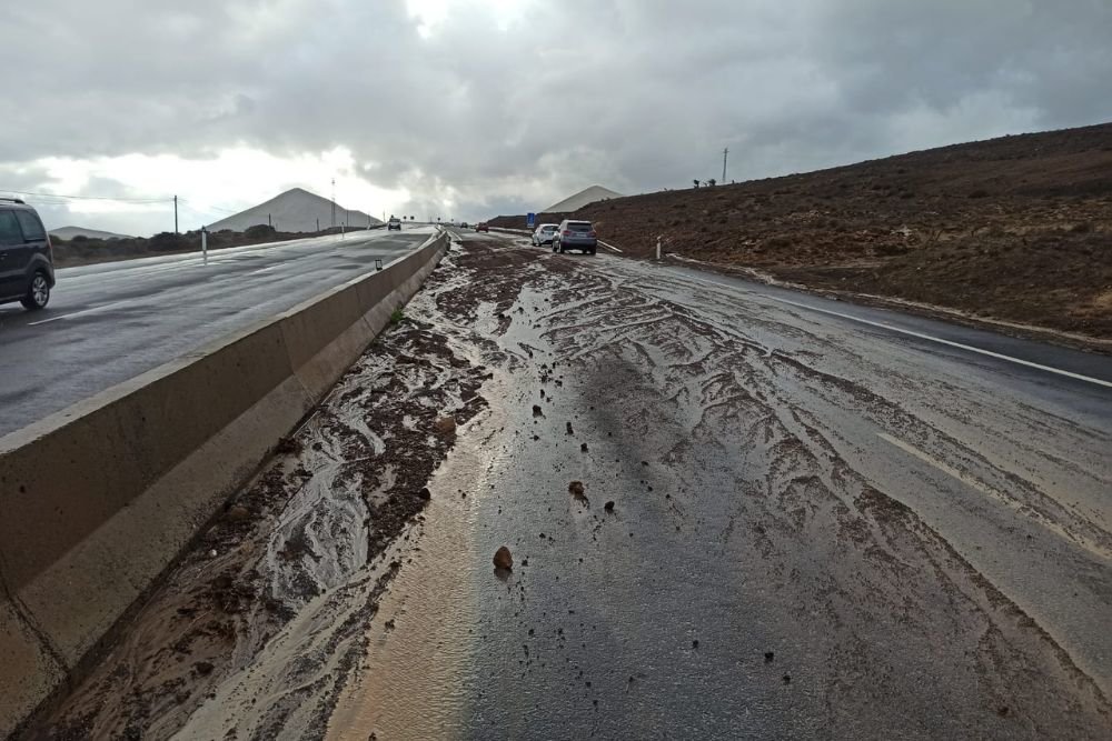 Carretera a San Bartolomé afectada por las lluvias
