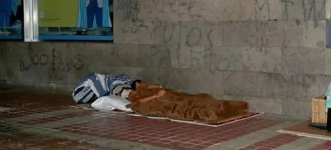 Persona durmiendo en la calle. Imagen de archivo.