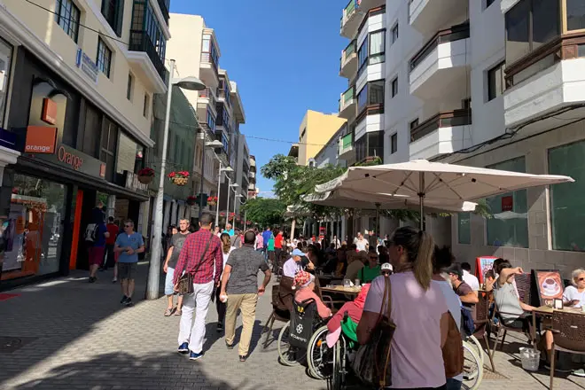 Gente paseando por la Calle Real.