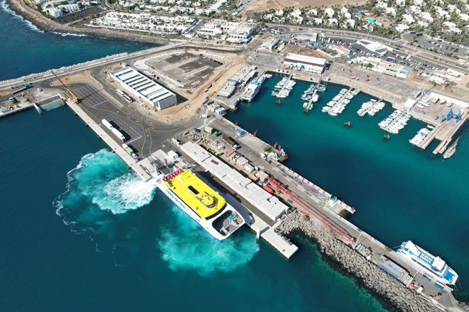 Cita límite Espantar El puerto de Playa Blanca supera los 400.000 pasajeros y La Graciosa los  200.000 en sei...