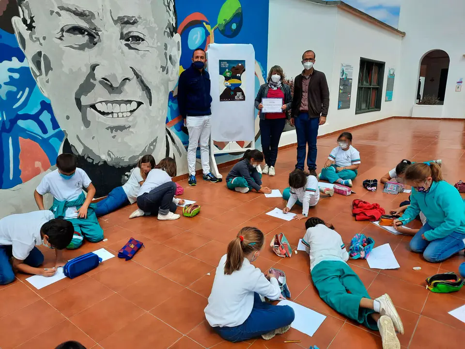 Alumnado del CEIP César Manrique  dibujando para la actual edición