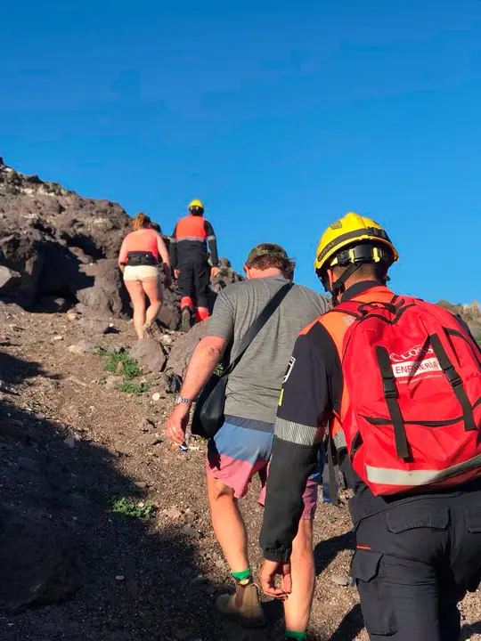 Los senderistas son conducidos hasta la salida del barranco