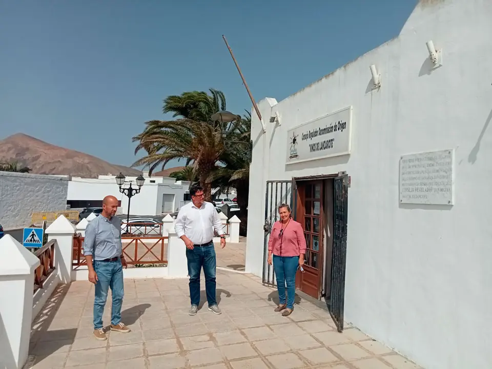 El alcalde de San Bartolomé, Isidro Pérez, frente al edificio que acogerá el Centro