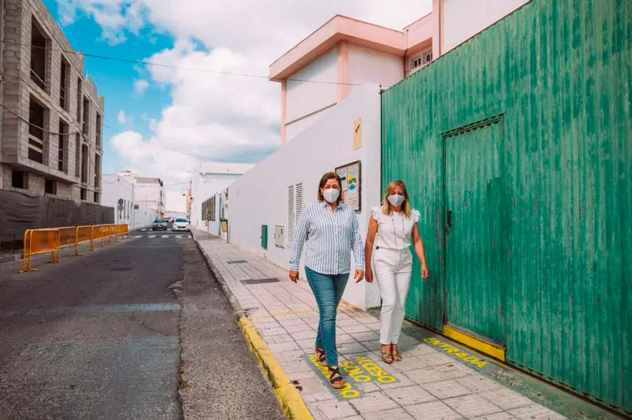 La alcaldesa y la concejal de Educación de Arrecife, junto al colegio