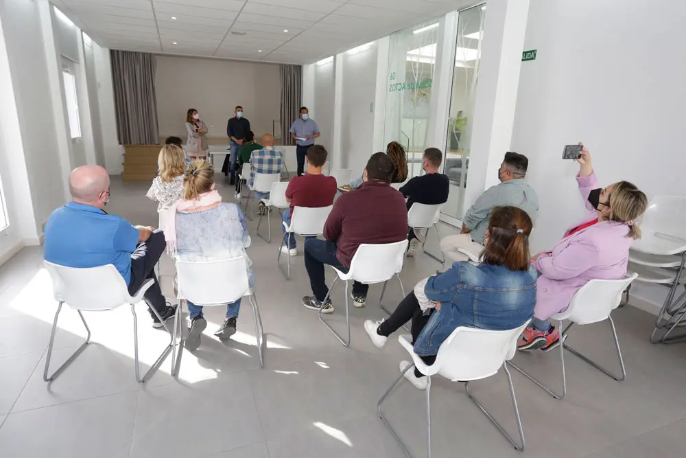 Un momento de la reunión entre representantes del ayuntamiento y comerciantes