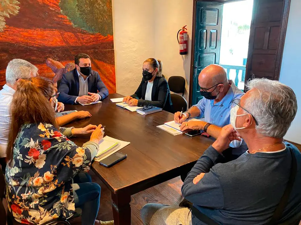 Reunión entre representantes del taxi y el Ayuntamiento de Yaiza