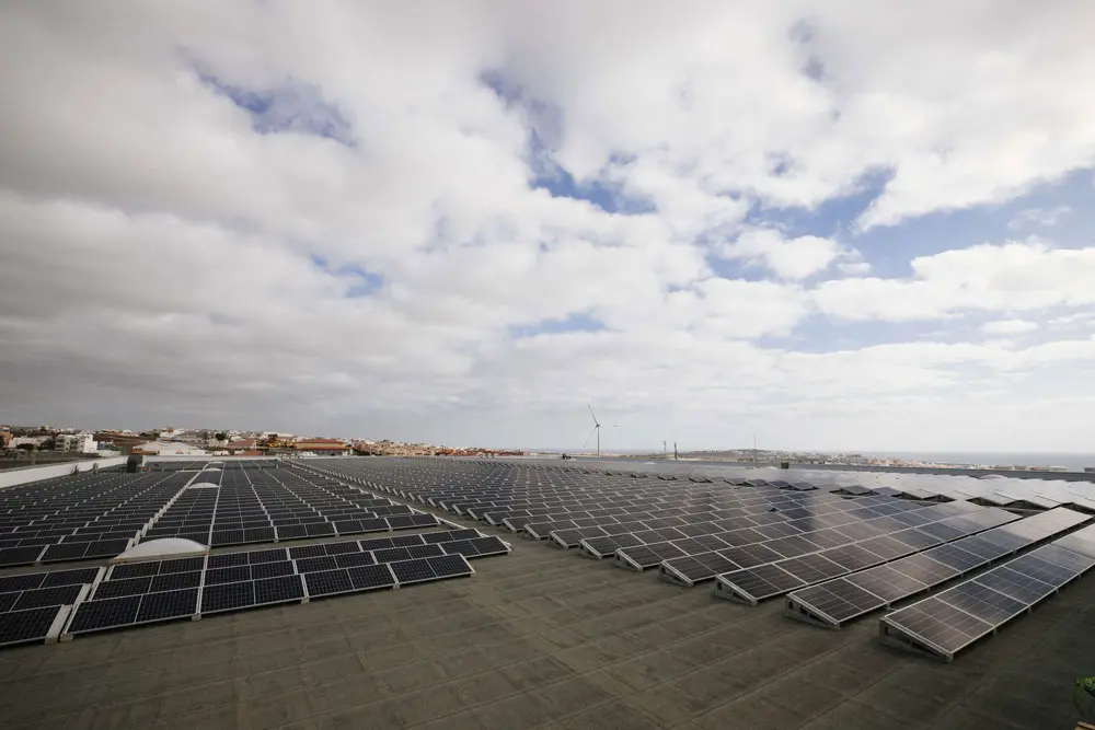 Instalación-de-autoconsumo-fotovoltaico-en-el-centro-logístico-de-HiperDino-en-Telde-(Gran-Canaria)