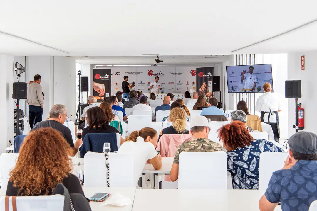 Ponencia de Aarón Ortiz en el Miniature Enyesques Congress de Arrecife