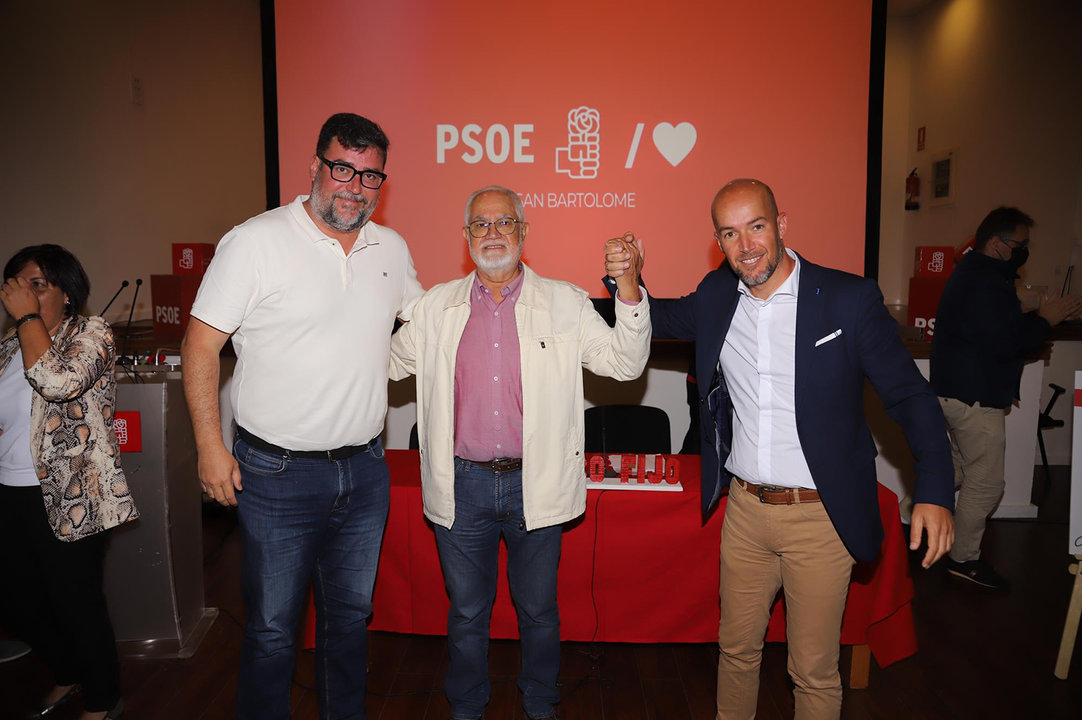 El nuevo secretario ocal del PSOE en San Bartolomé, Raúl de León, a la derecha con chaqueta azul, junto al histórico Marcial Martín Bermúdez, en el centro, y el actual alcalde Isidro Pérez