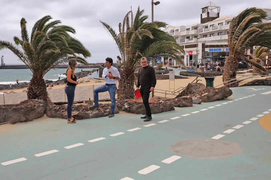 Marcos Bergaz y dos de sus compañeros de grupo, en Costa Teguise