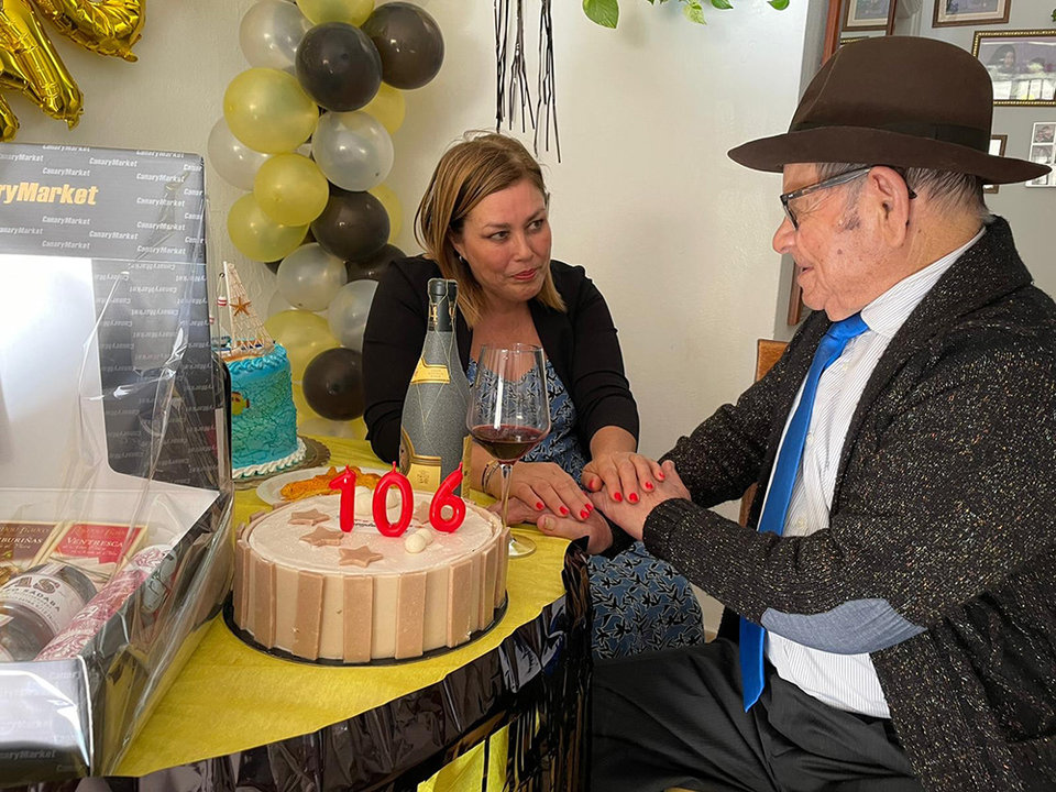 Juan Machín, felicitado por Astrid Pérez en su 106 cumpleaños