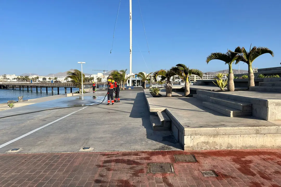 Bomberos limpiando las manchas de sangre