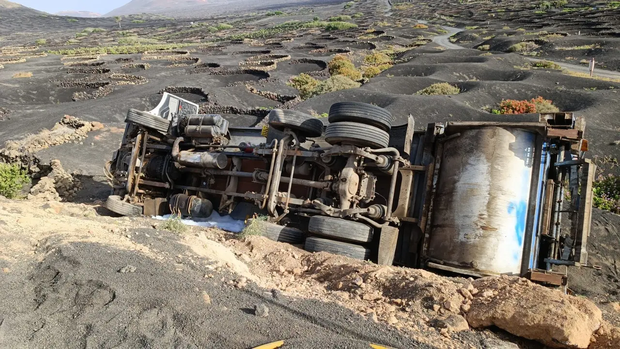 Camión volcado en la zona de La Geria