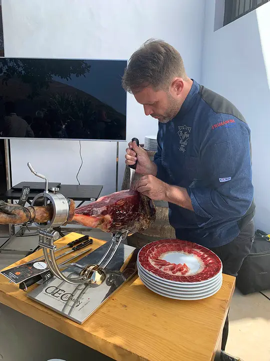 Aníbal Falcón, campeón de España de corte de jamón