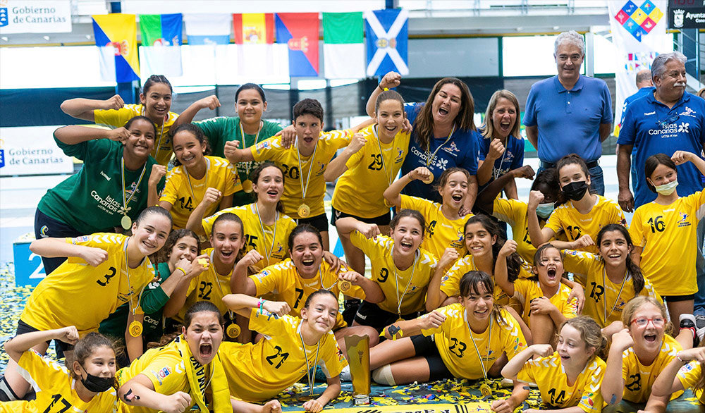 Las jugadoras celebran el éxito (FOTO: Lanzarote PhotoSport)