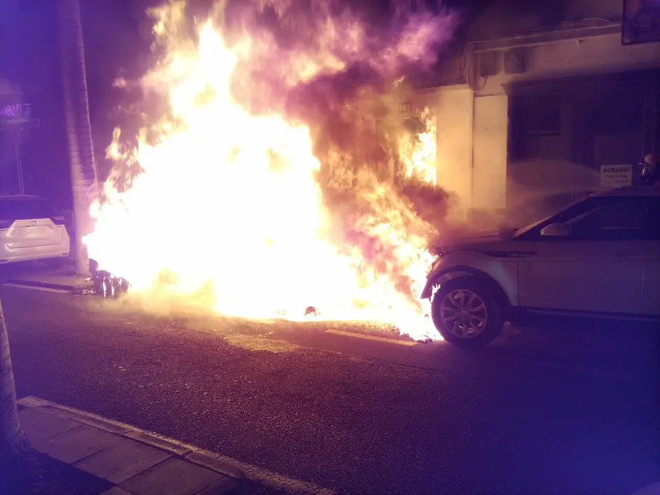 El incendio afectó a una vivienda y varios vehículos