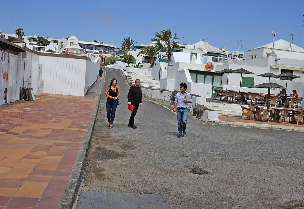 Marcoz Bergaz, a la derecha, junto a Jaime Guerra y Jenifer Galán, todos ellos del PSOE Teguise