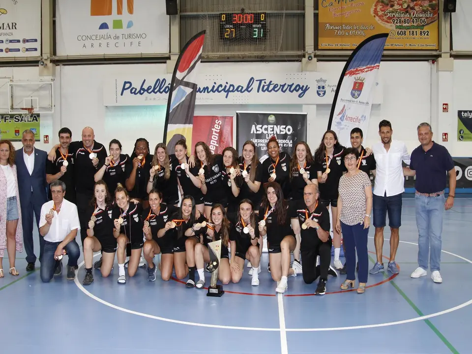 Las chicas del CICAR Lanzarote Ciudad de Arrecife posan tras finalizar la fase de ascenso