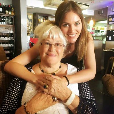 Helen Lindes abraza a su madre Norma Lindes (FOTO: twitter Norma LIndes)