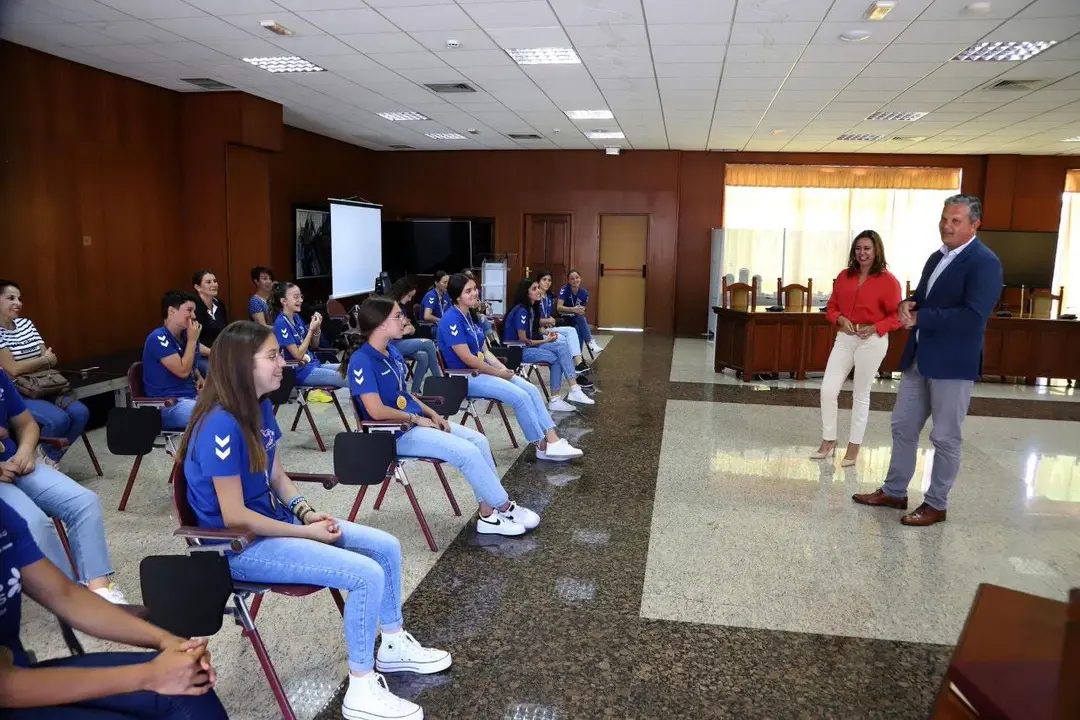 El Cabildo recibe a las campeonas de balonmano