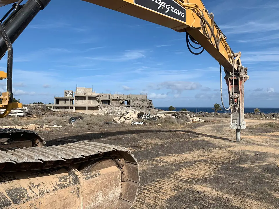 Derribo del primer esqueleto en Costa Teguise