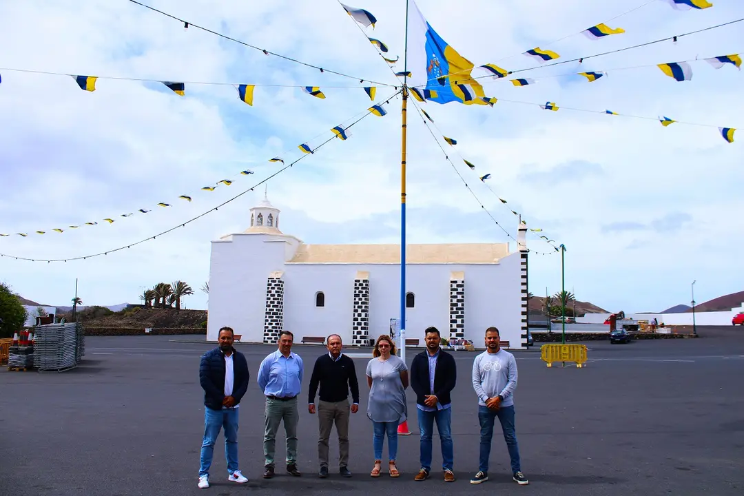 Tinajo iza la bandera canaria en Mancha Blanca